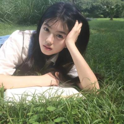 和红色中国人看电视